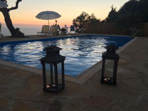 Bazén v ubytování Sunset View Studios nebo v jeho okolí