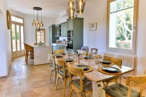 uma cozinha e sala de jantar com mesa e cadeiras em Villa Montel - Havre de paix à Graveson em Graveson