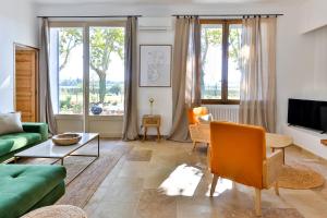 sala de estar con sofá verde y mesa en Villa Montel - Havre de paix à Graveson, en Graveson