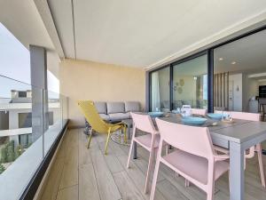 - une salle à manger avec une table et des chaises dans l'établissement Santa Rosalia Lake & Life Resort - 1310, à Torre-Pacheco