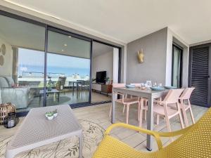 uma sala de estar com uma mesa e cadeiras e uma varanda em Santa Rosalia Lake & Life Resort - 1310 em Torre-Pacheco