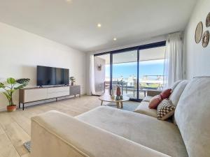 uma sala de estar com um sofá e uma televisão de ecrã plano em Santa Rosalia Lake & Life Resort - 1310 em Torre-Pacheco