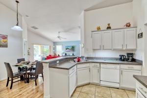 Η κουζίνα ή μικρή κουζίνα στο Sunny lake view villa with pool spa - close to attractions