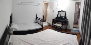 Casa Martino في بروتاس: سريرين في غرفة مع مرآة وبيانو