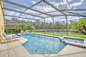 Πισίνα στο ή κοντά στο Sunny lake view villa with pool spa - close to attractions