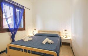um quarto com uma cama com duas toalhas em 1 Bedroom Gorgeous Apartment In Costa Rei -ca- em Monte Nai