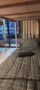 duże łóżko w pokoju z dużym oknem w obiekcie Aonang Knockout Hostel w Aonang Beach