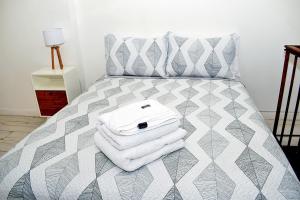 1 dormitorio con 1 cama con toallas en Estudio Petite Arroyo en Buenos Aires