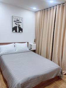 um quarto com uma cama com um homem de chapéu em Moon house- Downtown Saigon D1- 3 Bedrooms em Ho Chi Minh