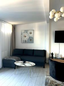 ColentinaにあるBrand New Apartment with Self check in - Spital Fundeni -Dragonul Rosuのリビングルーム(青いソファ、テーブル付)