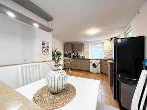 a kitchen with a vase sitting on a table at Modern Ruhig 6 Gäste 110m2 Wlan in Momlingen