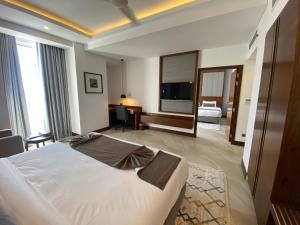 una camera d'albergo con letto e scrivania di Hotel Windy Terrace a Cox's Bazar