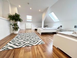 a attic bedroom with two beds and a rug at Modern Ruhig 6 Gäste 110m2 Wlan in Momlingen