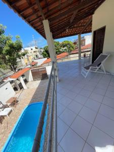 una vista sulla piscina dal balcone di una casa di Pousada Praia do Francês a Praia do Frances