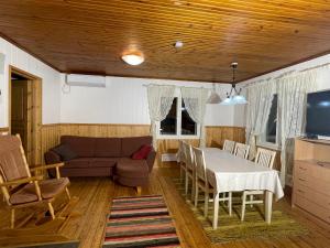 ein Wohnzimmer mit einem Sofa und einem Tisch in der Unterkunft Ulkoporeamme Niemelä in Melkoniemi