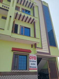 um edifício com um sinal em frente em OYO Krishna Athithi Bhawan em Moradabad
