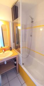 een badkamer met een douche en een wastafel bij "FENÊTRE SUR MER" Appartement vue mer, 4 personnes, accès parc aquatique in Saint-Jean-dʼOrbetiers