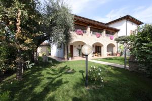 dom z ogrodem przed nim w obiekcie Casa Nicole w Manerba del Garda