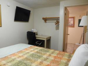 Postel nebo postele na pokoji v ubytování Executive Inn Pearsall