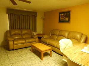 Posezení v ubytování Executive Inn Pearsall