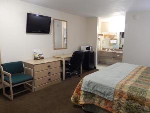 Postel nebo postele na pokoji v ubytování Executive Inn Pearsall