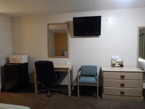 TV a/nebo společenská místnost v ubytování Executive Inn Pearsall