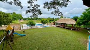 duży dziedziniec z placem zabaw i basenem w obiekcie Finca Hotel Villa Manuela w mieście Sahagún
