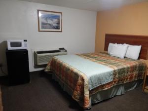 Postel nebo postele na pokoji v ubytování Executive Inn Pearsall
