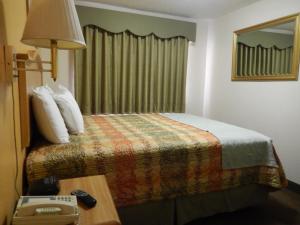 Postel nebo postele na pokoji v ubytování Executive Inn Pearsall