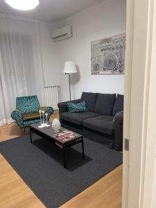- un salon avec un canapé et une table basse dans l'établissement Home 22 Appartamento in centro storico - Catania, à Catane