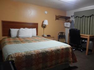 Postel nebo postele na pokoji v ubytování Executive Inn Pearsall
