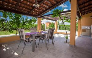 Rõdu või terrass majutusasutuses Casa Luka Vareski +15 fotot