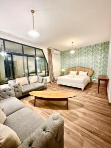 - un salon avec un canapé et une table basse dans l'établissement Casa Soraya, à Dubaï