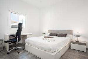 Un dormitorio con una cama, un escritorio y una silla. en Chill out of City, en Pago del Humo 13 fotos más