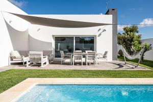 una villa con piscina y una casa en Chill out of City, en Pago del Humo