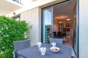 En balkon eller terrasse på Les Thermes 402 - Appt avec piscine commune