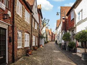 an empty cobblestone street in an old town at Cobblers Cottage in Petworth