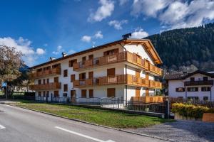 een gebouw aan de kant van een weg bij Condominio Lucia 12 in Pinzolo