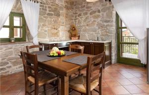 eine Küche mit einem Holztisch mit einer Obstschale darauf in der Unterkunft Villa Karolina in Poreč