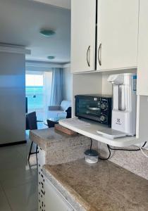uma cozinha com um balcão com um liquidificador em Apartamento Frente Mar em Vila Velha