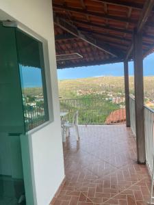 une vue depuis le balcon d'une maison dans l'établissement Excelente Casa em Diamantina com Vista para Serra, à Diamantina