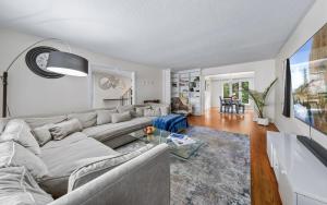 - un salon avec un canapé et une table dans l'établissement Spacious bedroom with garden view, fridge, workspace, à Toronto