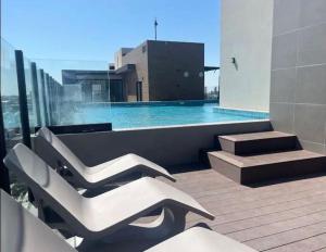 - Balcón con piscina en un edificio en Comodo y lujos monoambiente Equipetrol NanoTec, en Santa Cruz de la Sierra