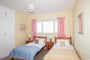 Katil atau katil-katil dalam bilik di Druidsmoor - Sea Views-sleeps 8