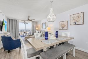 - une salle à manger et un salon avec une table et des chaises dans l'établissement Beach Villas # 102-250 Estero Blvd apts, à Fort Myers Beach