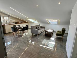 Ruang duduk di Trendy Loft Apartment