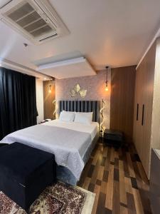 GOLD crest sunset luxury apartment في لاهور: غرفة نوم بسرير كبير في غرفة