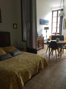 ein Schlafzimmer mit einem Bett, einem Tisch und einem Sofa in der Unterkunft Gîte de la Chatiere in Villefort