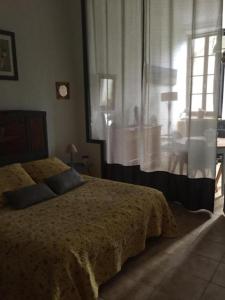 Schlafzimmer mit einem Bett und einem Fenster mit einem Tisch in der Unterkunft Gîte de la Chatiere in Villefort