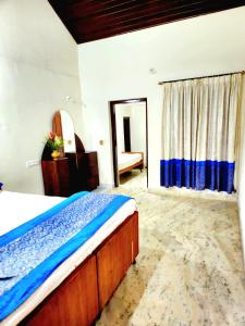 um quarto com uma cama, um espelho e uma janela em Pepper Vines Homestay em Chikmagalur